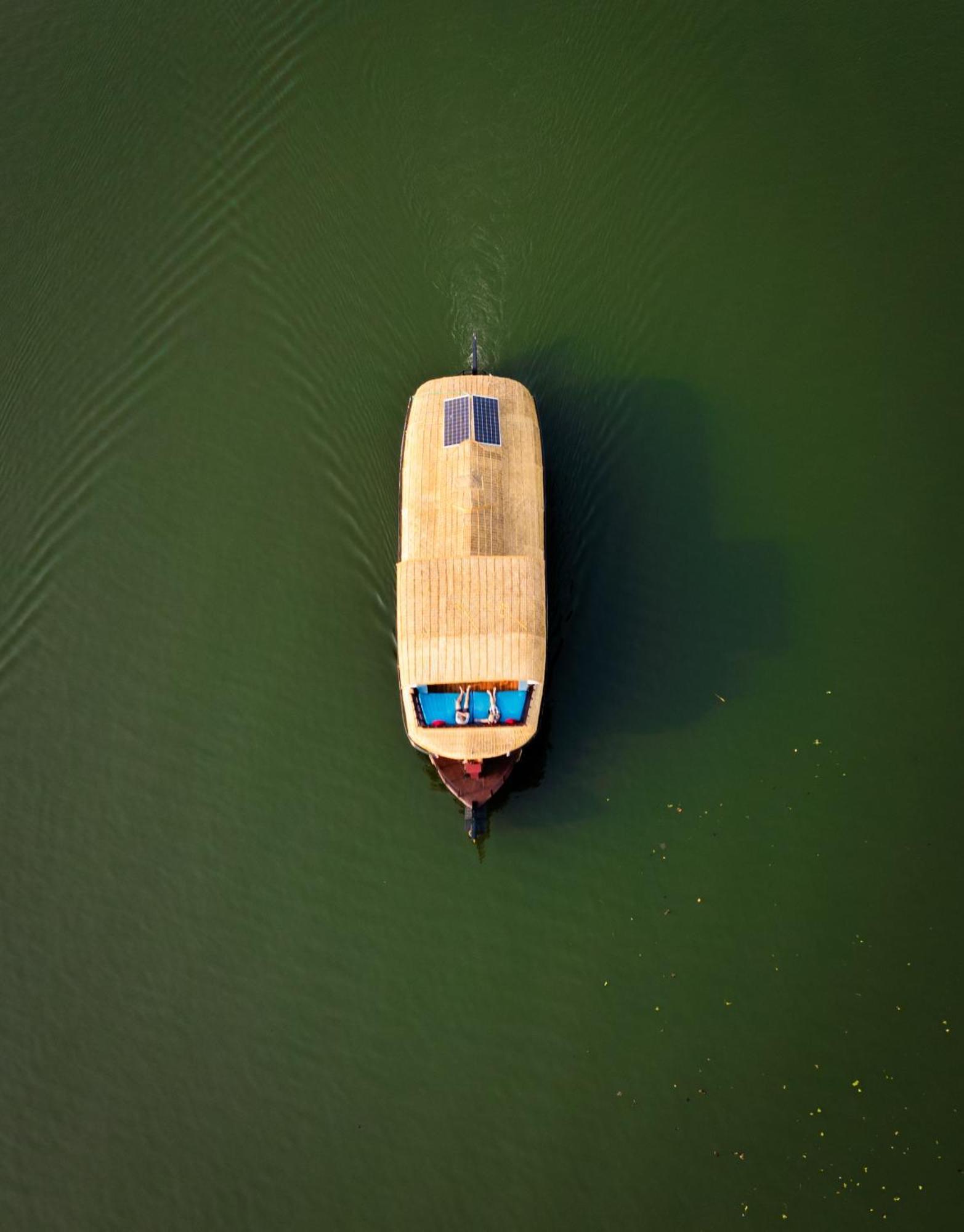 Botel Why Not Houseboat *