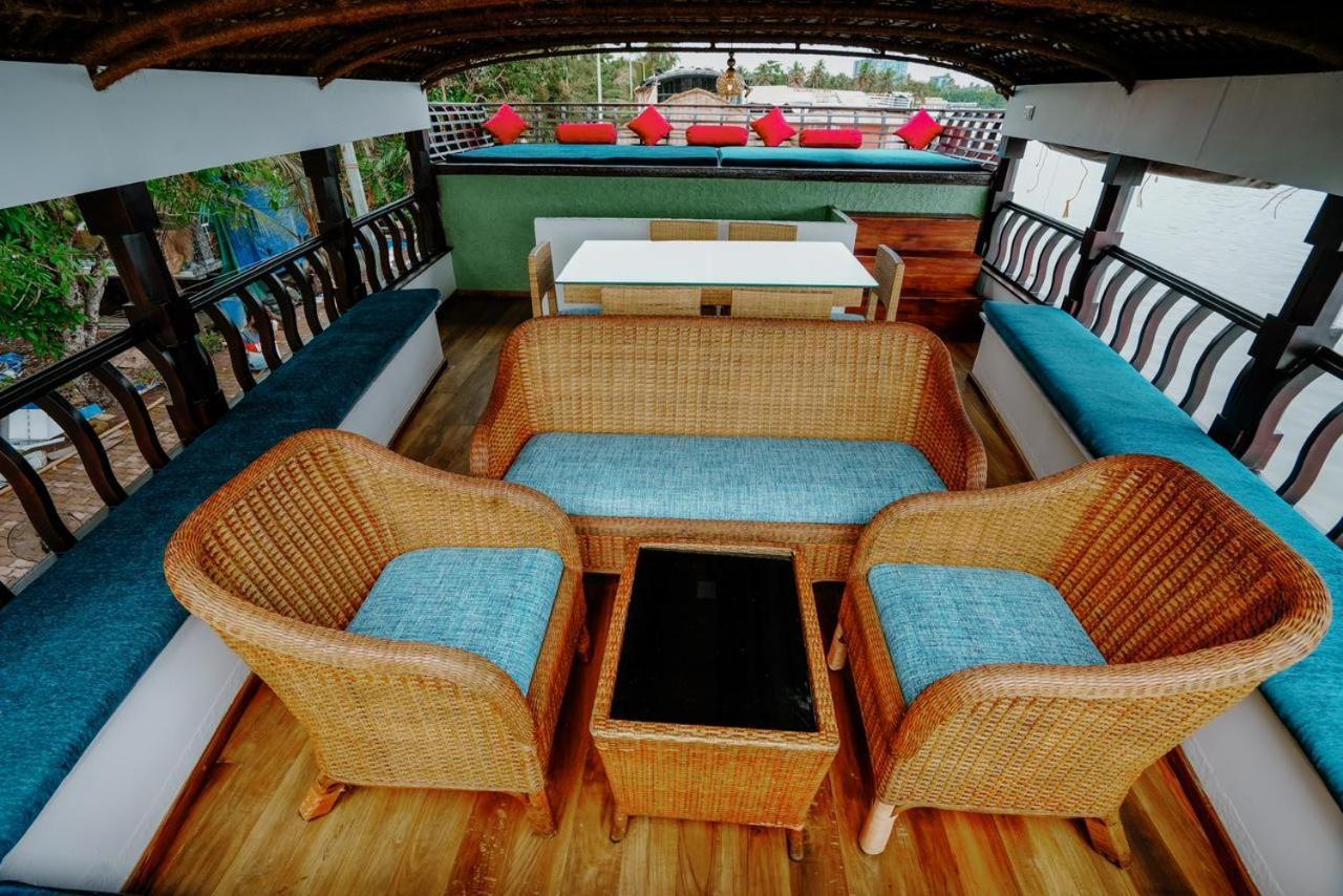 Botel Why Not Houseboat *